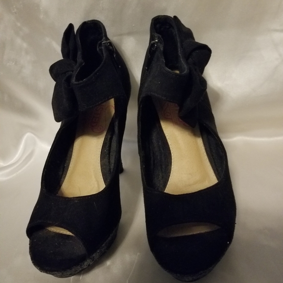 Shoes - Picture 2 of 4